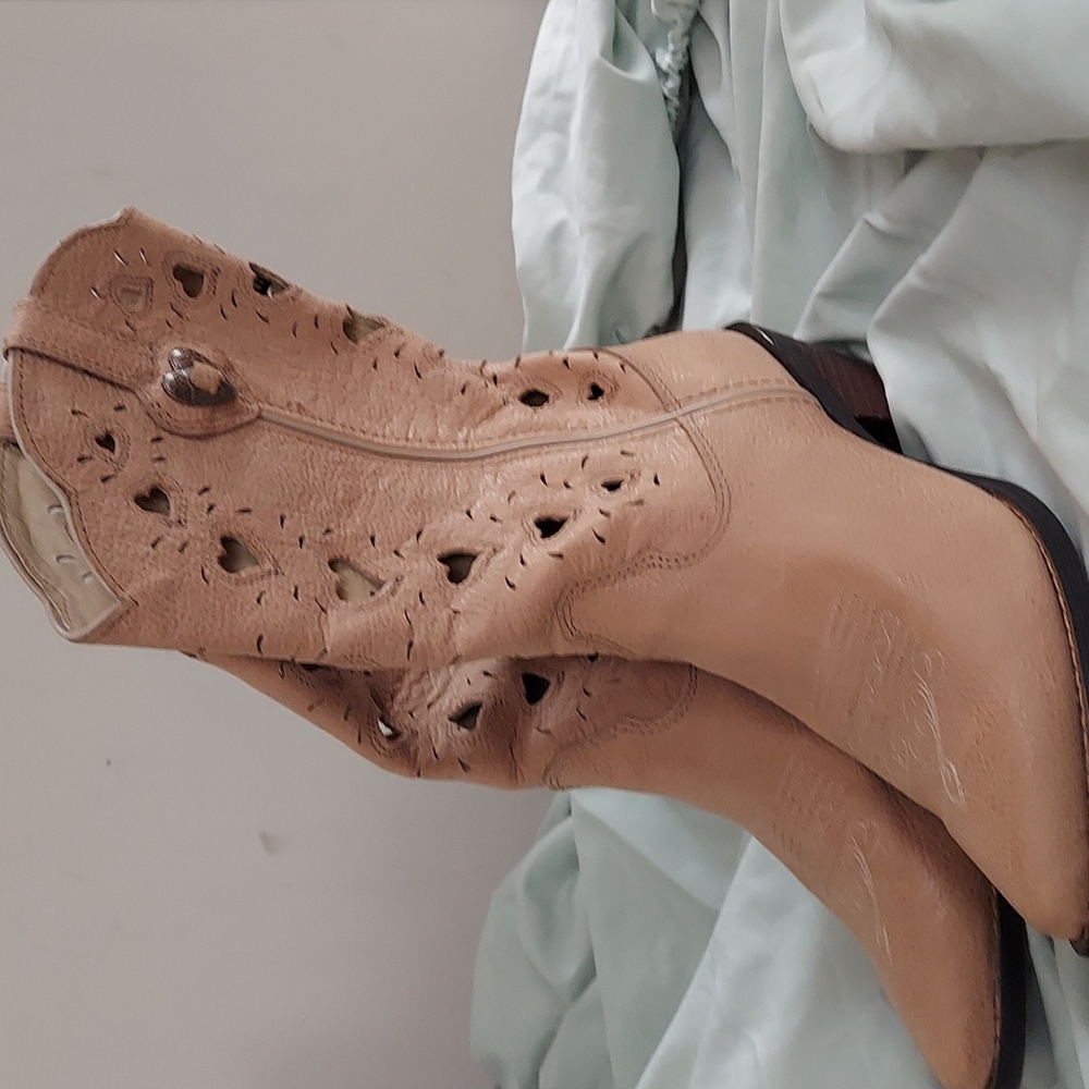 Durango western boots size 7.5 tan with hearts